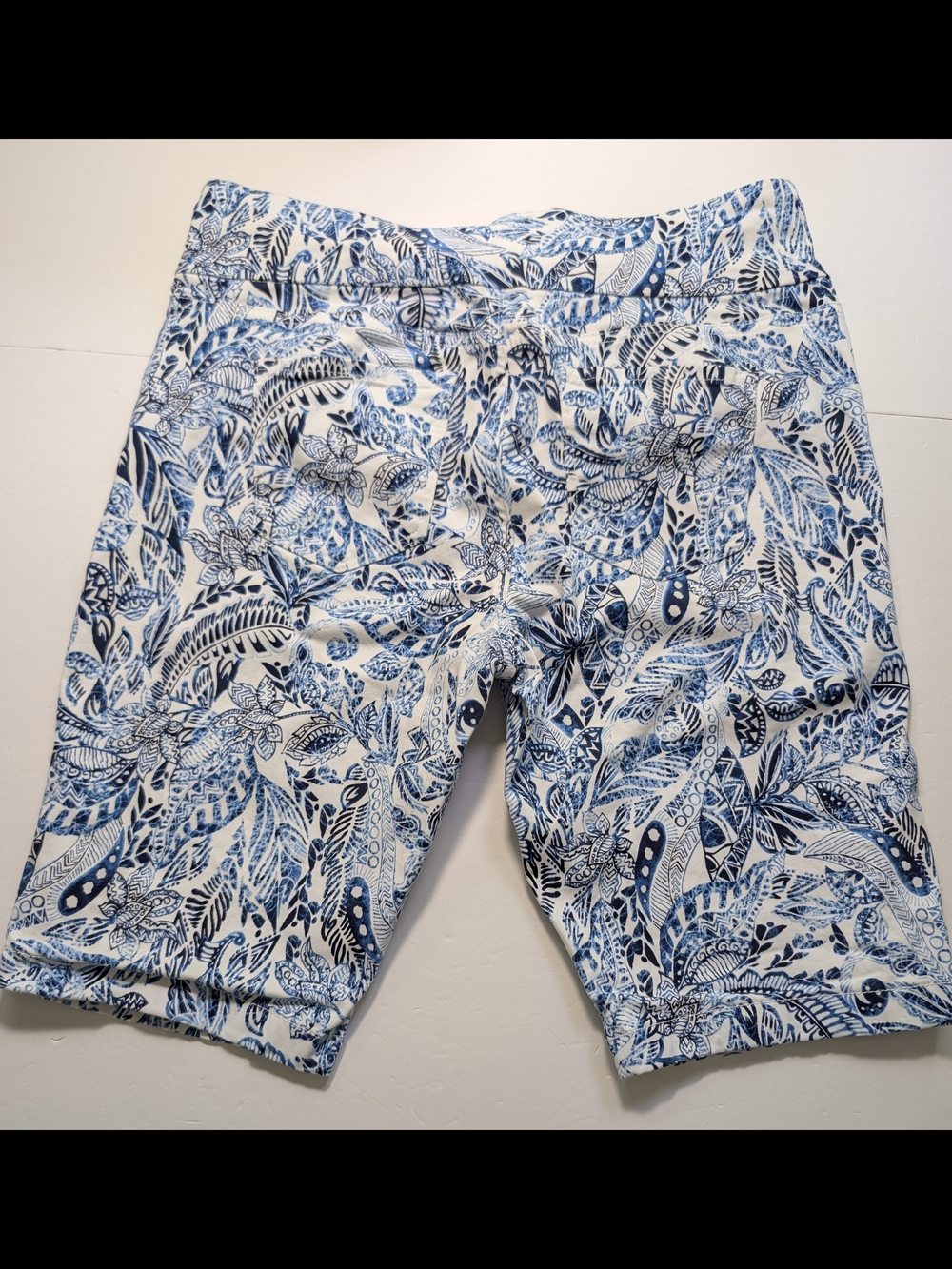 Gloria Vanderbilt Amanda Blue & White Tropical Print Bermuda Pull On Shorts 12 - Picture 3 of 6